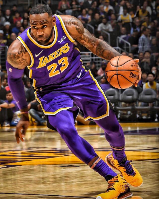 他在边线接 他在边线接